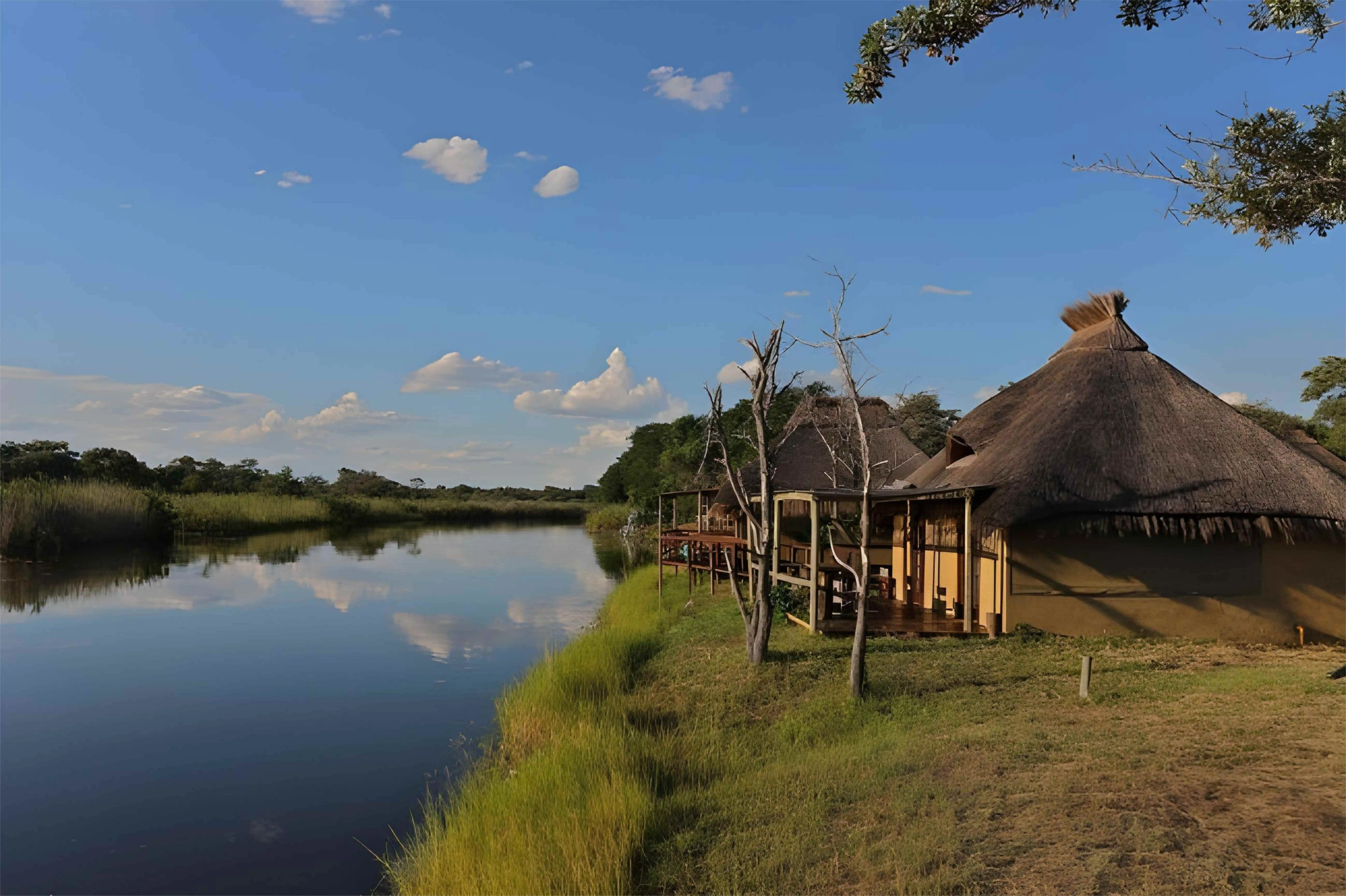 Camp Kwando - Thatched lodge by the river